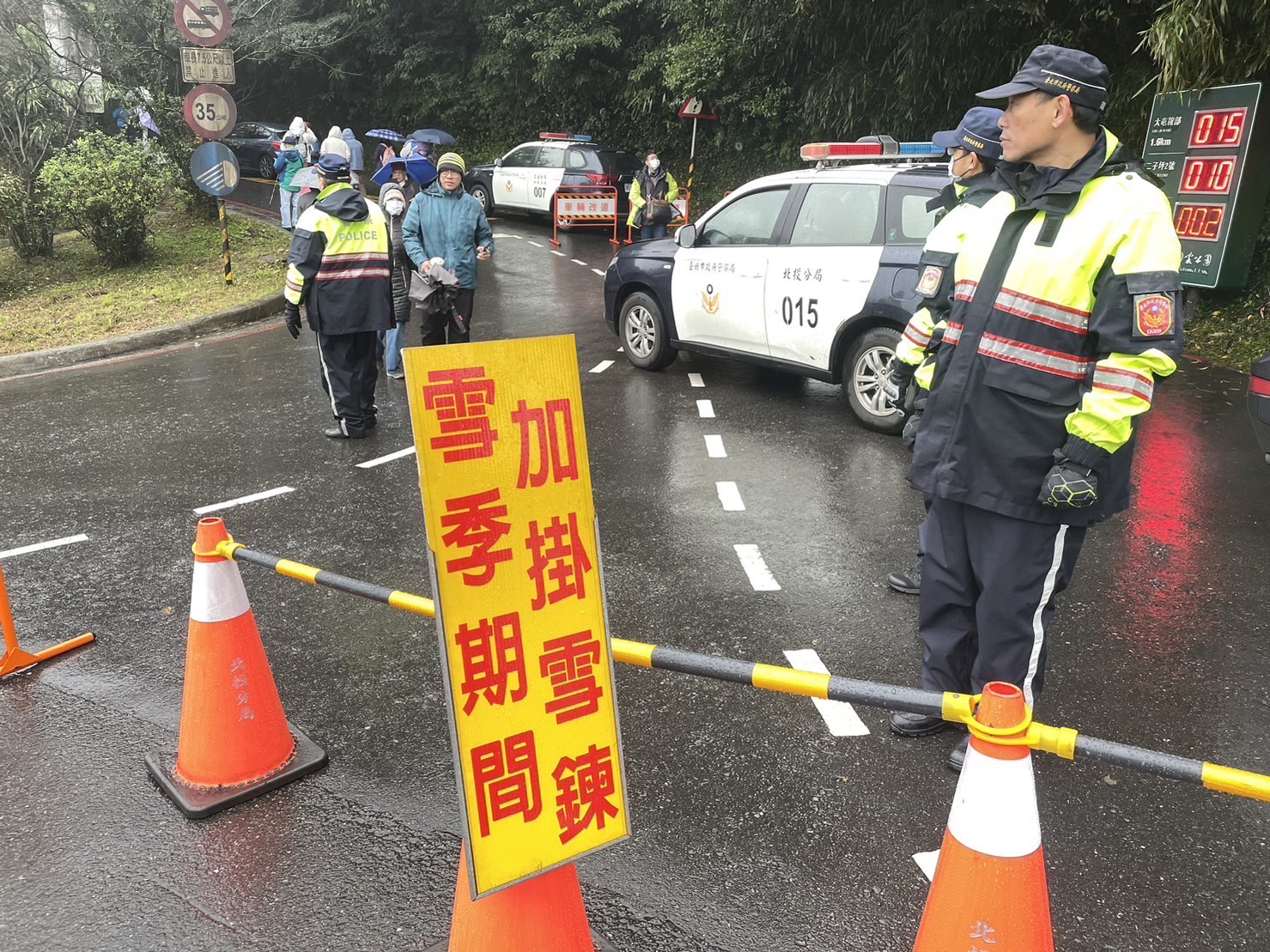 陽明山因寒流來襲降雪，北投分局員警不畏低溫堅守崗位進行交通管制。（記者薛秀蓮翻攝)