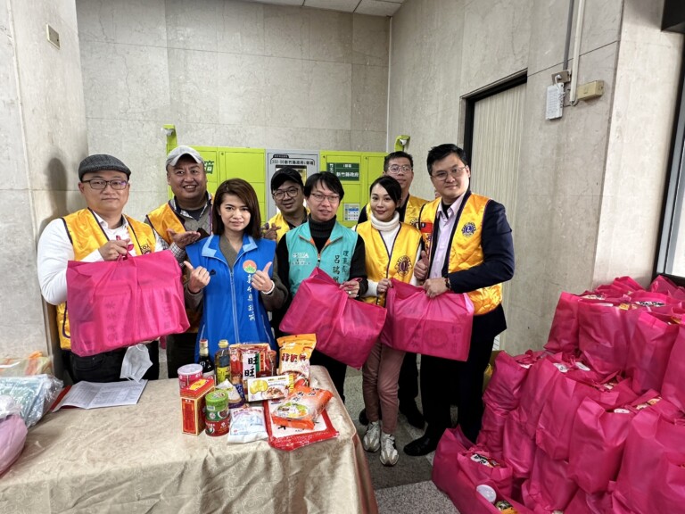 德孝獅子會會長鄭禾翊（右一）台北市創新創業協會理事長呂瑞凰（右三）一同捐贈愛心物資。(記者林照東攝)