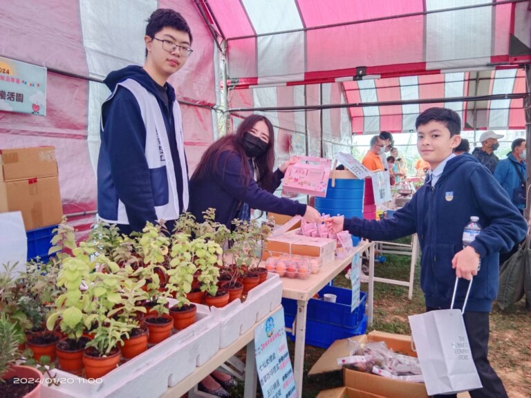 小朋友選購樂活園友善環境農產品。（圖/記者黃溎芬攝）