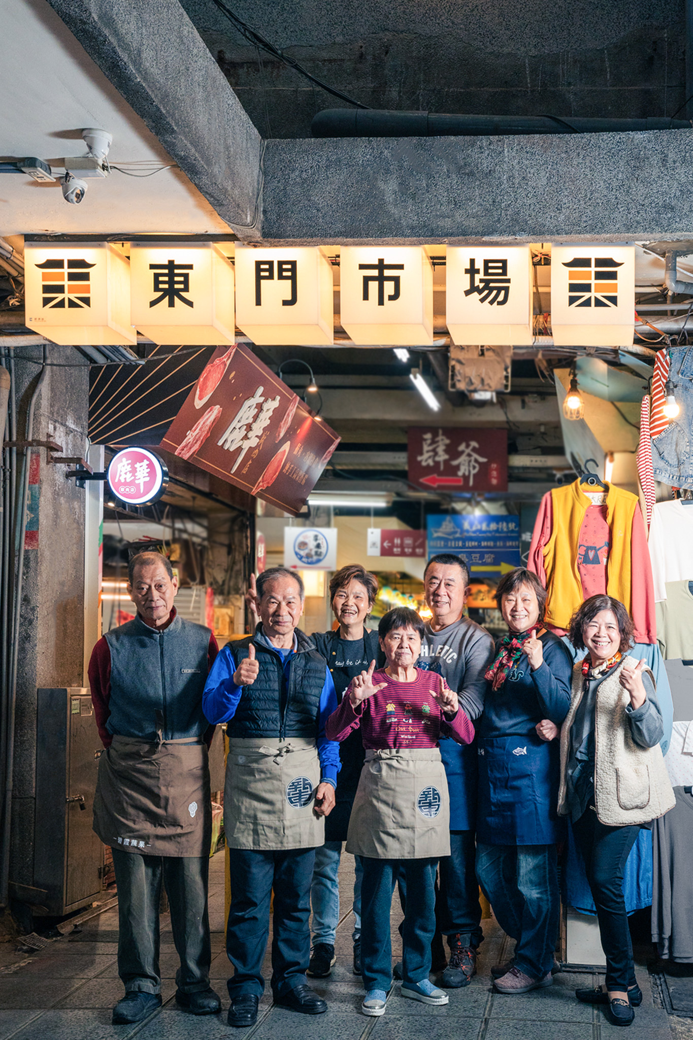 竹市東門市場導入美學點亮老招牌，改造攤位煥然一新。（圖/林照東翻攝）