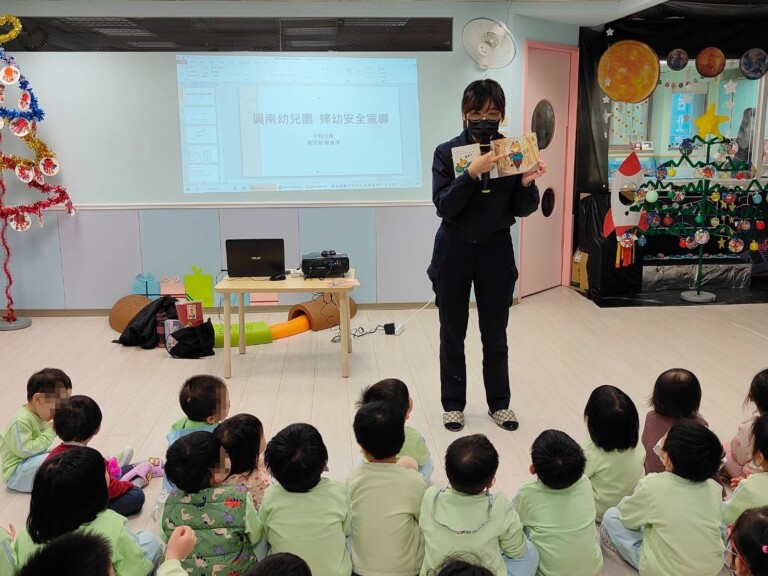 中和分局家防官前往幼兒園，教導小朋友如何自我保護，遇到危急時刻因應方法。（記者張艷君翻攝）