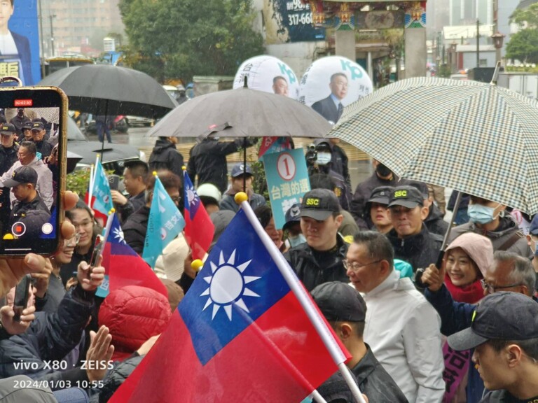 柯文哲今天再次到五福宮參拜，受到支持者熱烈歡迎，第一選區第1號的無黨籍立委候選人馬治薇也特別到場表態力挺。(記者包克明攝)