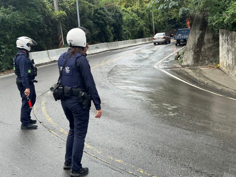 北投區日前一輛砂石車行駛中疑似未嚴密覆蓋，造成大片土石散落路面。（記者薛秀蓮翻攝)