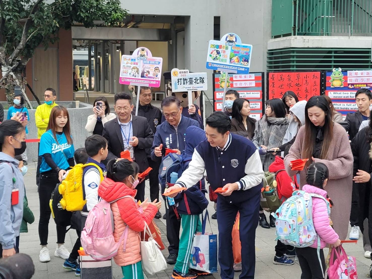 市長開學日至東新國小迎孩童送紅包禮物。（記者薛秀蓮翻攝)