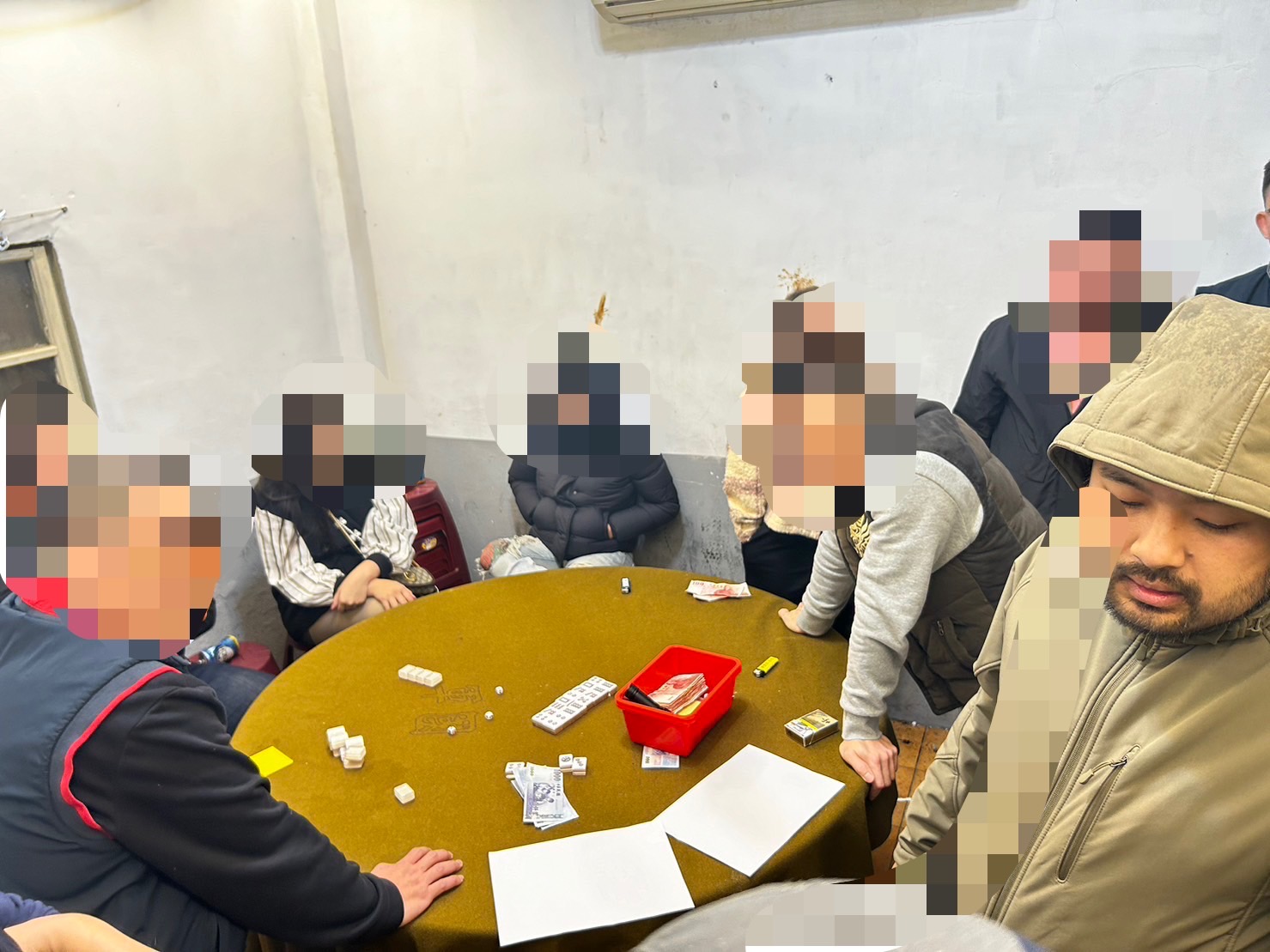 林口分局接獲線報，得知泰山、新莊交界偏僻山區一小屋涉嫌非法賭場活動。（記者黃荷琇 翻攝）