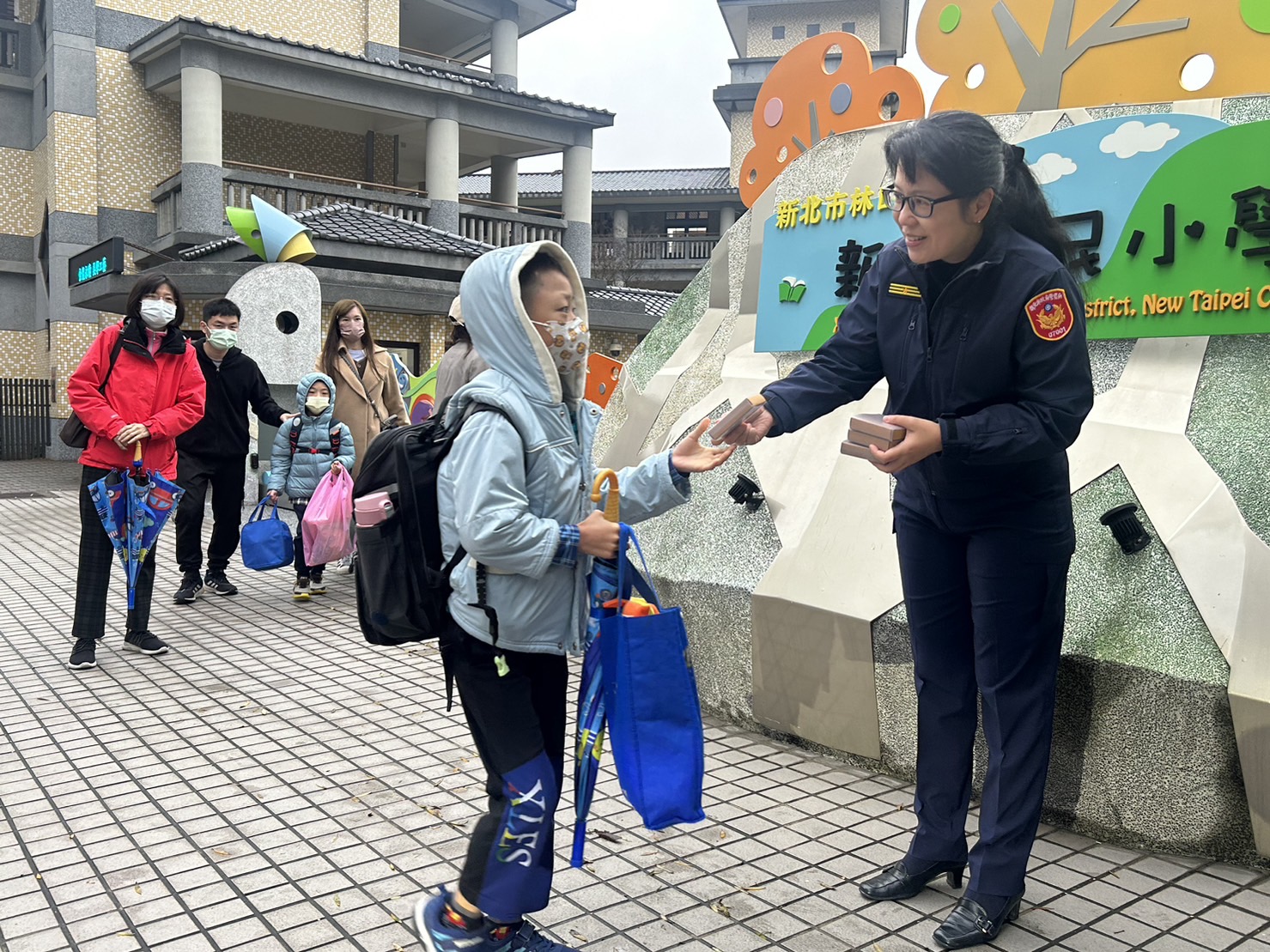 林口分局將在所屬14所小學，特別安排警力實施守望、巡邏等勤務。（記者黃荷琇 翻攝）