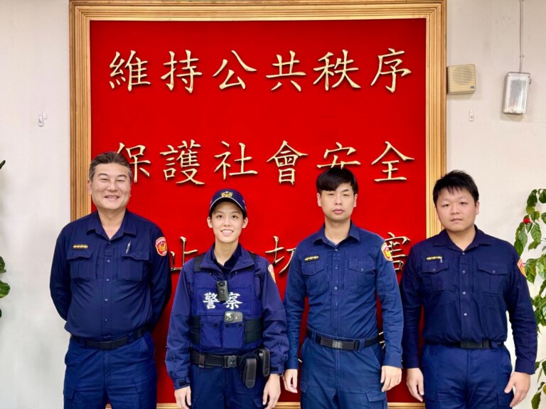 文德派出所巡佐楊鎮嘉(左起)、警員鄭亦芸、吳秉倫、郭柏辰。（記者薛秀蓮翻攝)