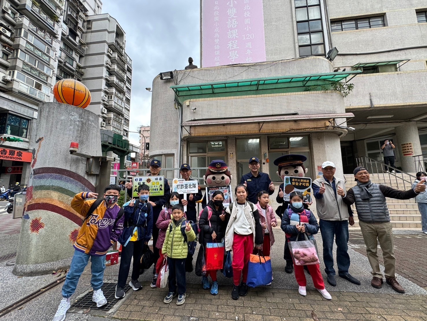 北投警分局服務同時也是學童的家長們，對於開學日感同身受，在上班前攜手陪伴小孩快樂上學去。（記者薛秀蓮翻攝)