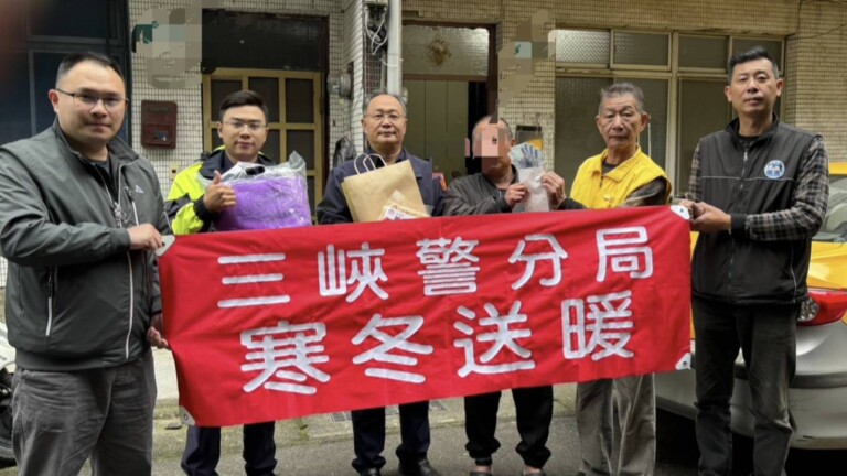 新北市警局合作北台一心慈善會舉辦春節關懷活動，為低收入戶、關懷貧戶、獨居老人送愛心。（記者張艷君翻攝）