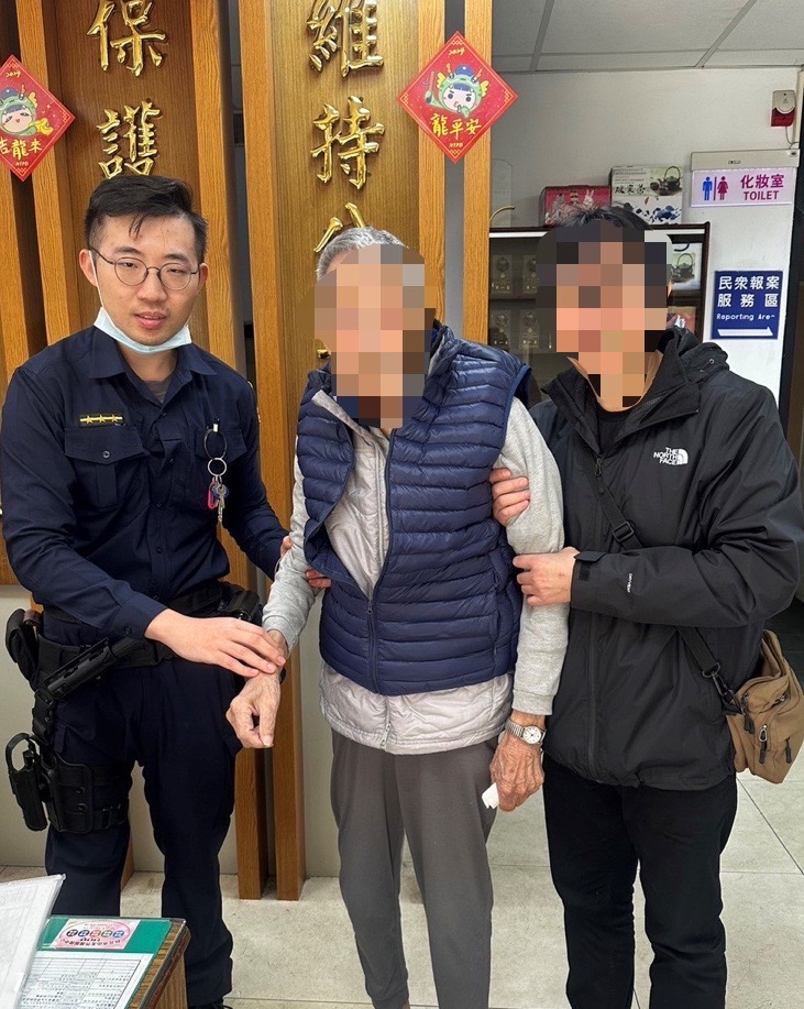 樹林分局警員聯繫老翁家屬將其平安帶回。（圖/記者 張泓笙翻攝）