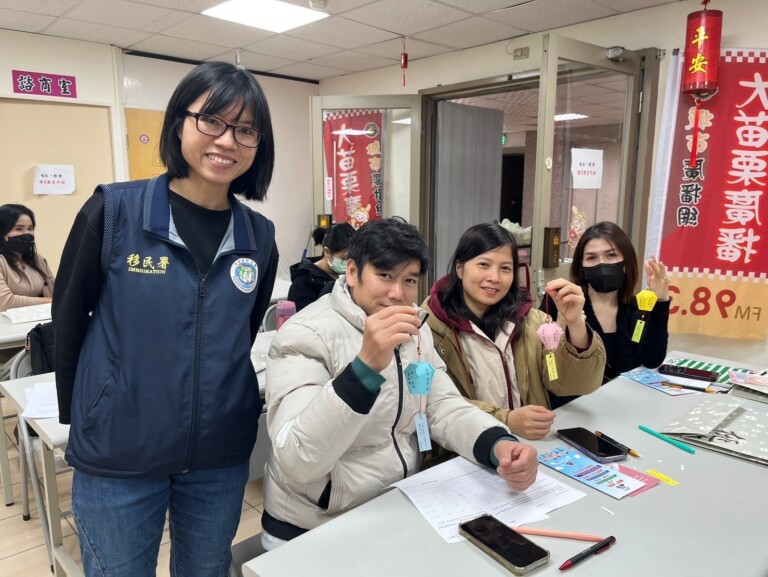 越南新住民手作天燈齊祈福。（記者 張艷君翻攝）