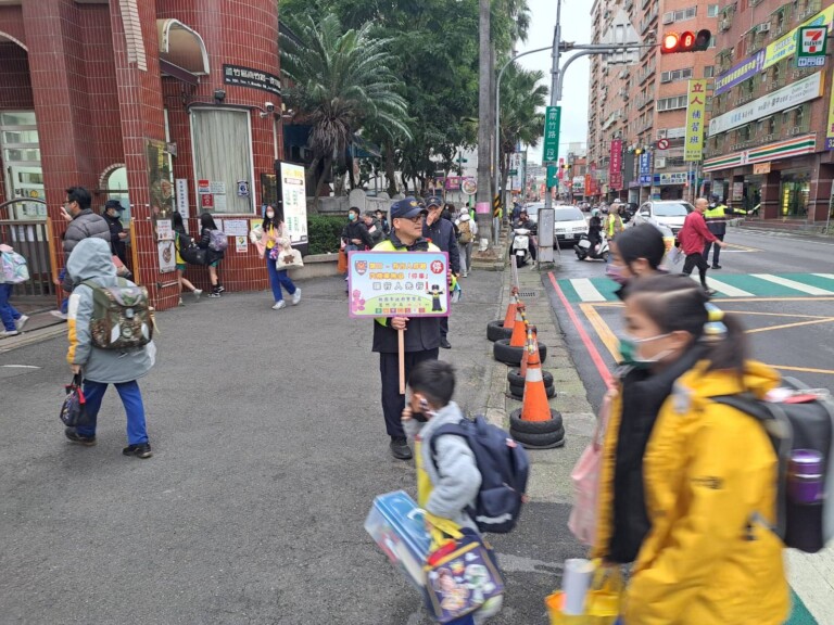 今日開學日蘆竹警於校門口護童安全。（記者徐煜勝翻攝）