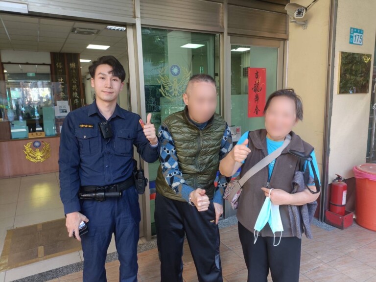 警員張昭郁協助後，平安聯絡家人帶其返家。（圖 記者張泓笙翻攝）