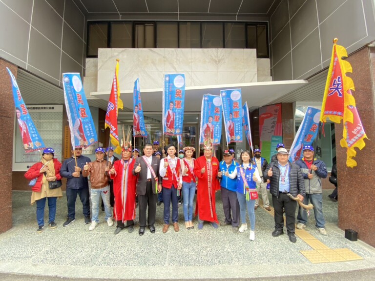 國民黨平地原住民立委黃仁服務處處長吳軍在黃仁伉儷與阿美族頭目、支持者陪同下到台中市選舉委員會完成市議員候選人申請登記。(記者包克明攝)