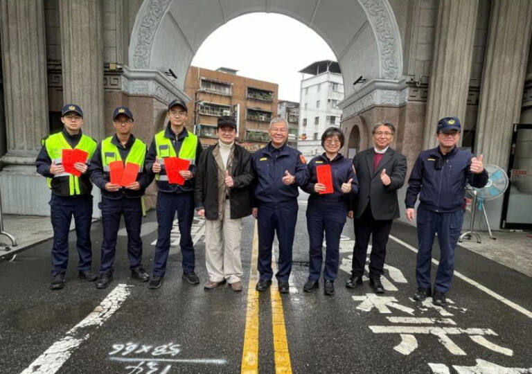 警專警友會主任委員鄭尹君及總幹事陳芊綾除夕特別代表警友會蒞校。(圖／警專警友會提供)