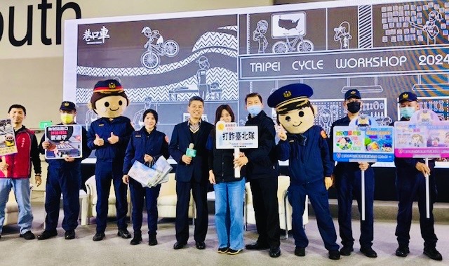 2024台北國際自行車展Q版警察娃娃鬥陣來「識詐、婦幼、交通安全宣導」。（記者薛秀蓮翻攝)