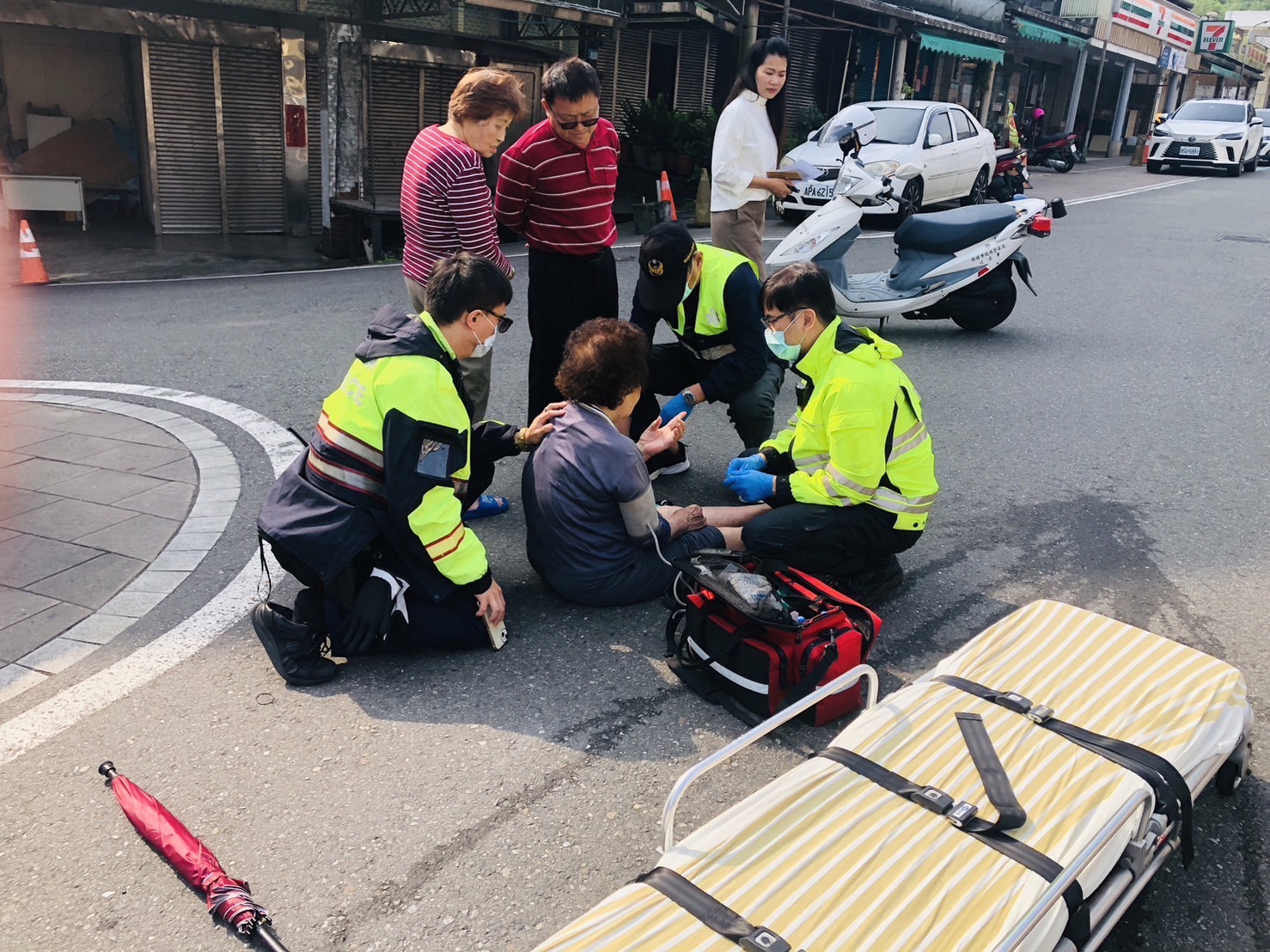 警察用警用機車擋住後方來車。（記者薛秀蓮翻攝)