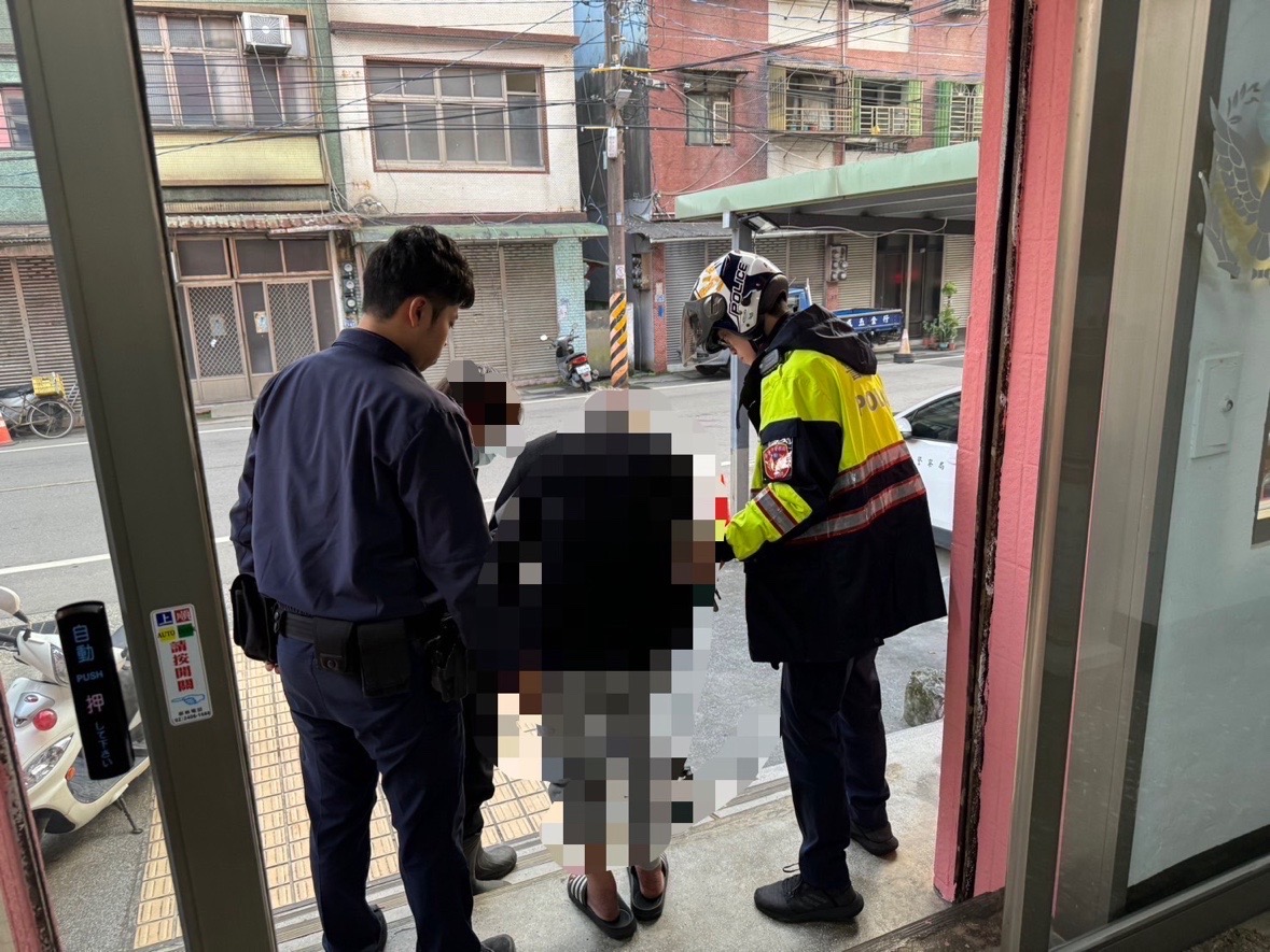 員警成功聯絡上老翁家人並安全將其帶返家。（記者薛秀蓮翻攝)