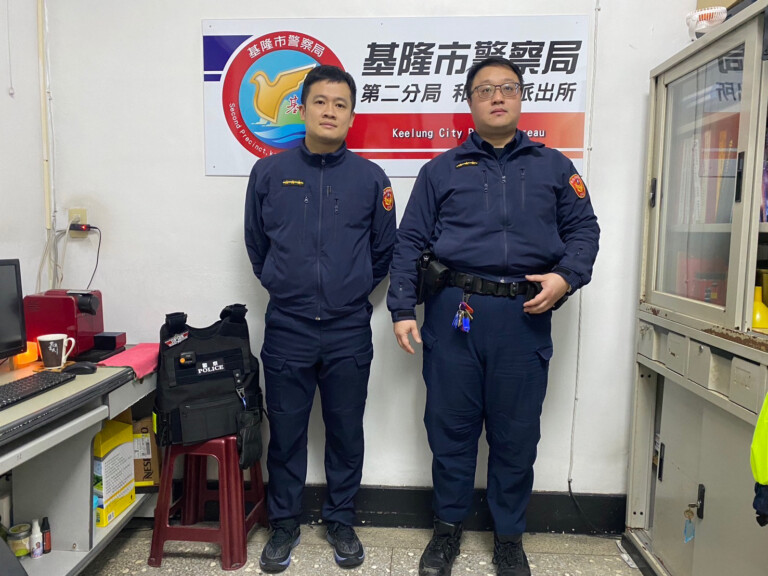 基隆市警察局第二分局和一路派出所警員鄭旭翔（左)、許文明(右）。（記者薛秀蓮翻攝)