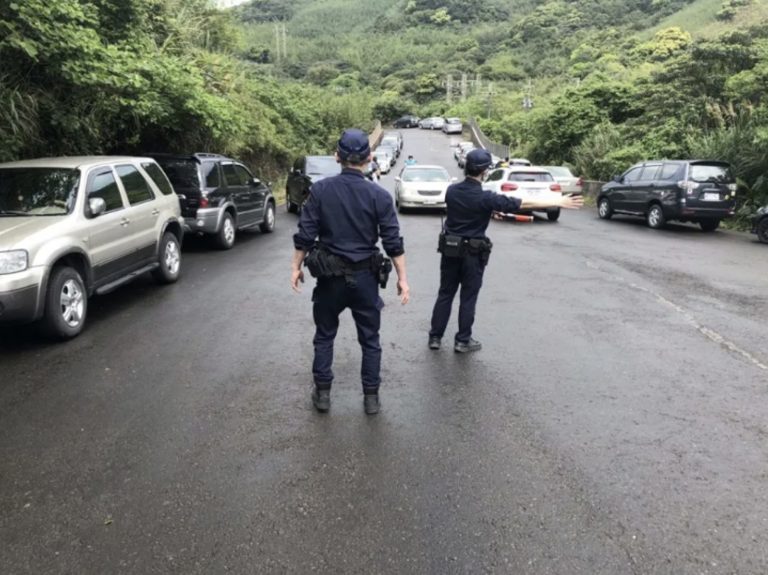 瑞芳警協助疏導車潮。（記者徐煜勝翻攝）