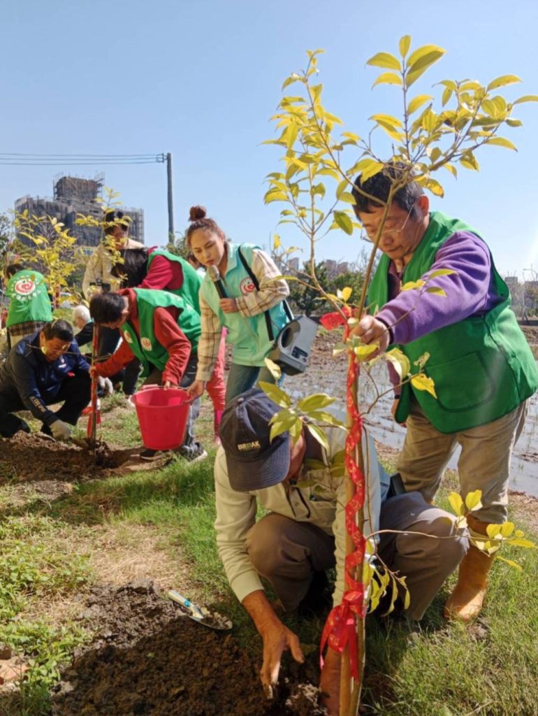 植樹節邀請善心人士與學員，共同把愛種在樂活園。（圖/記者黃溎芬攝影）