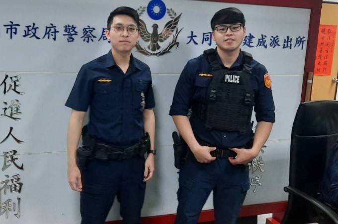 建成派出所警員黃柏叡(圖左)、葉家宏(圖右)呼籲，詐騙手法隱藏在日常生活中，應提高警惕，切勿輕信不明投資來電或社交媒體上的廣告。（記者黃荷琇 翻攝）