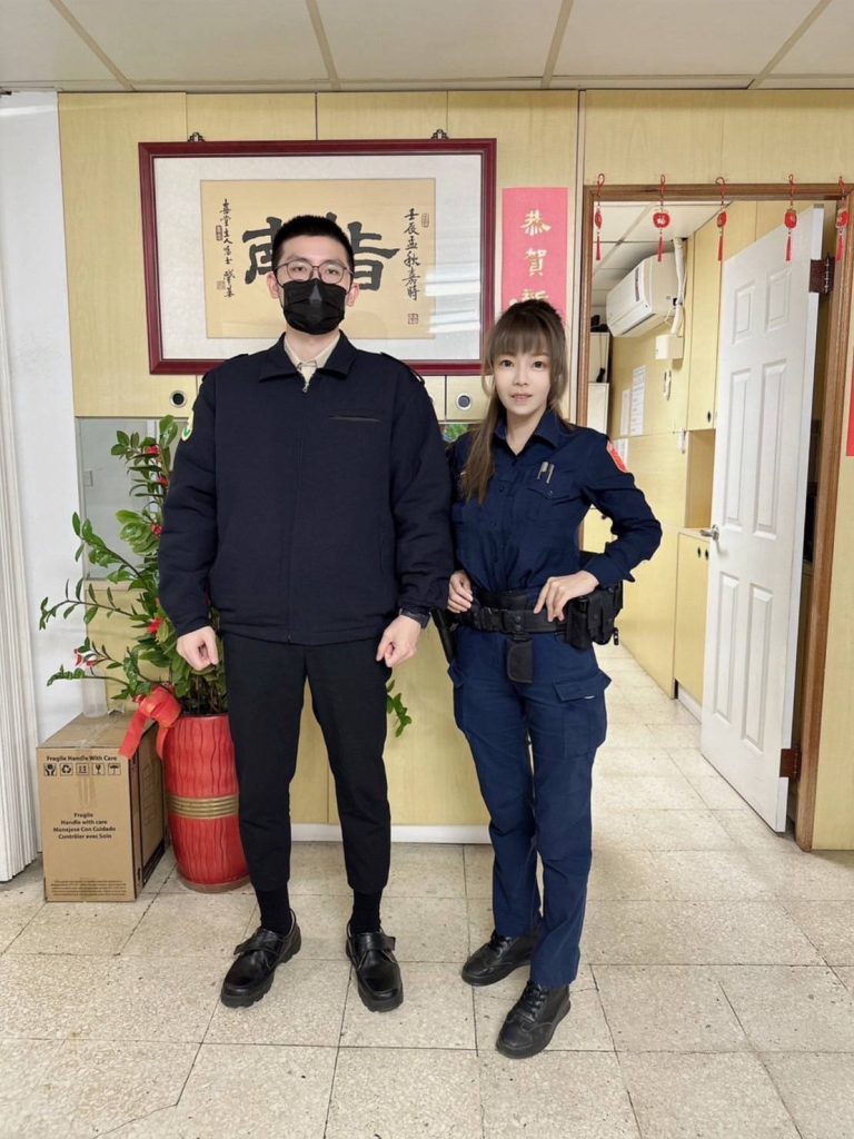 指南派出所的警員蔡茜茹（圖右）及役男張哲綸（圖左）日前接獲民眾報案，稱有人在新光路一段自摔，迅速趕往現場。（記者黃荷琇 翻攝）