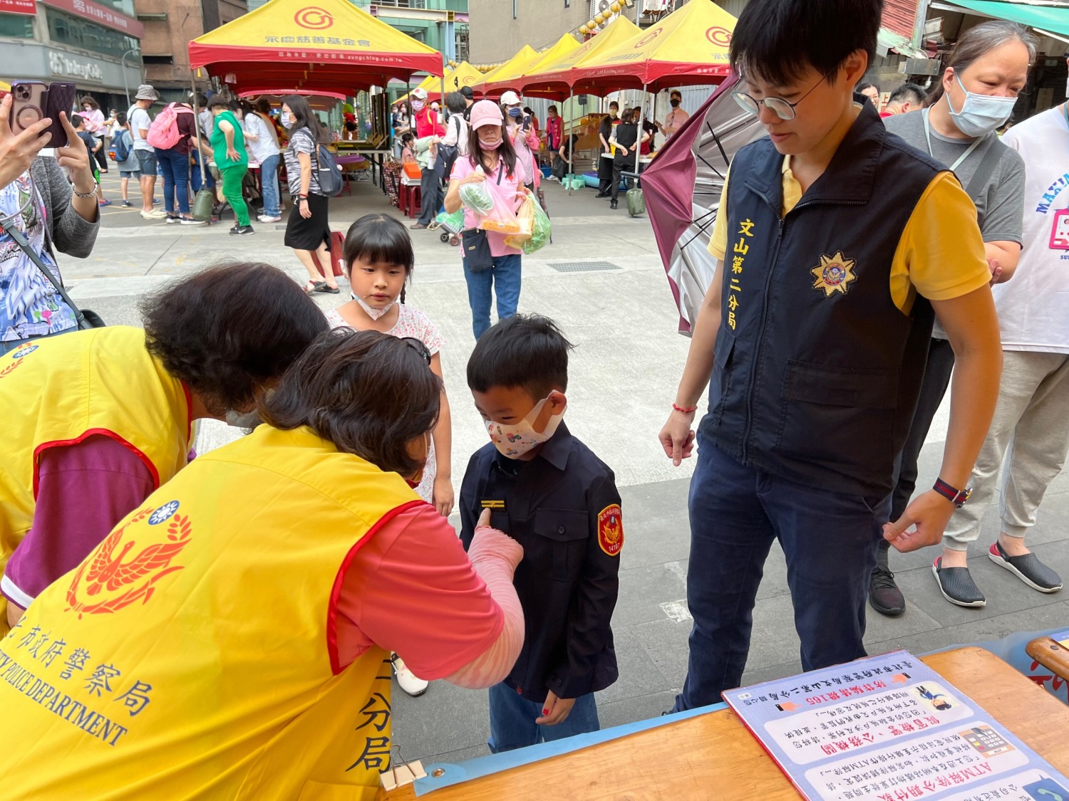 文山第二分局積極落實警政署的「警禾專案」精神，結合地方宗教團體資源，推動針對不同年齡層和社群的詐欺防治教育。（記者黃荷琇 翻攝）