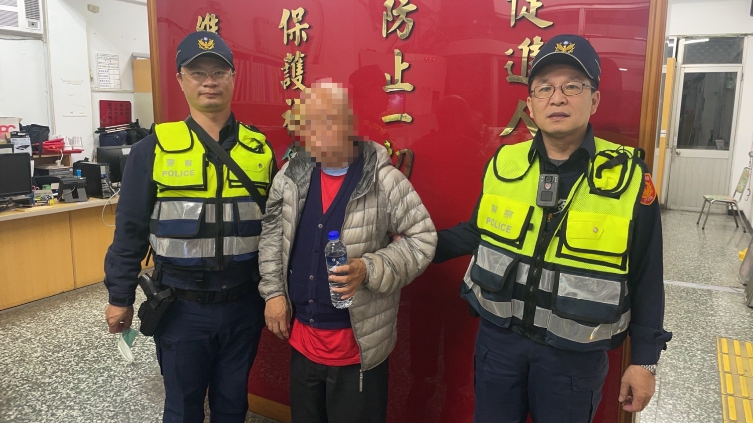 北投分局關渡派出所 副所長劉義龍、警員侯辰儒協助走失的郭姓老翁返家  。（記者薛秀蓮翻攝)