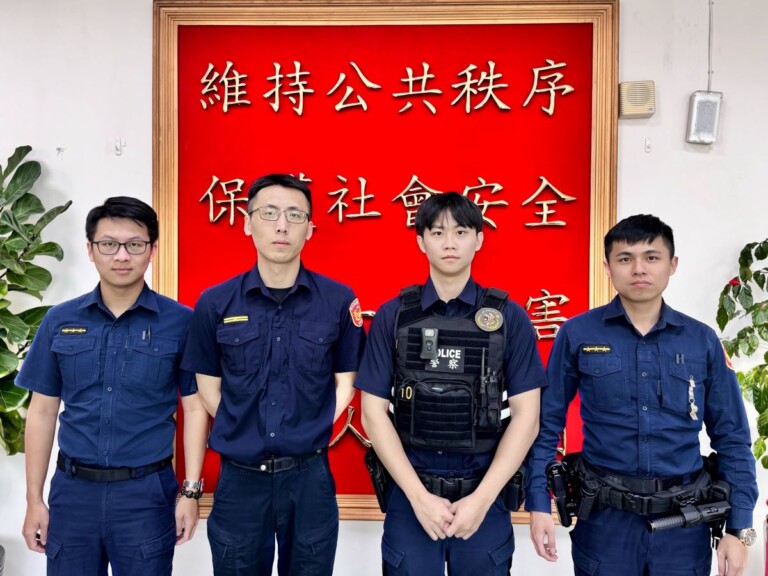 文德派出所(左起)警員何旻佑、副所長賴柏鈞、警員吳長霖、警員王光展。（記者薛秀蓮翻攝)