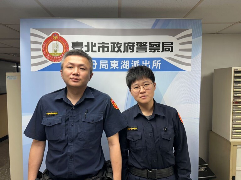 東湖派出所警員方冠博(左)、張瀞云(右)。（記者薛秀蓮翻攝)