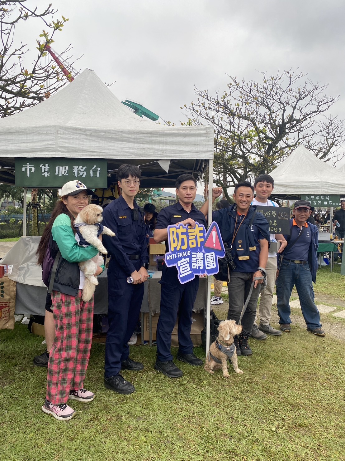 警方助失智翁返家。（記者薛秀蓮翻攝)