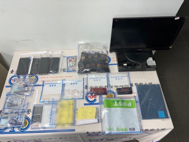 警方在卡拉OK店內查扣黑色包裝毒品咖啡包110包及愷他命32包，經檢驗後均含有第三級毒品「卡西酮」。（記者薛秀蓮翻攝)