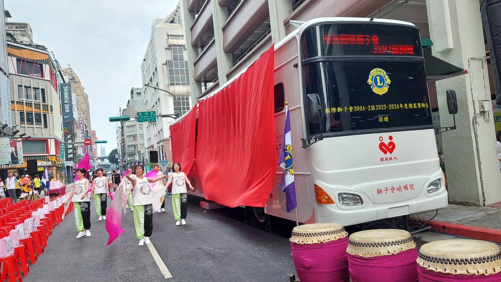 國際獅子會300A2區捐贈的近千萬元全新捐血車外觀。(記者張欽攝影)