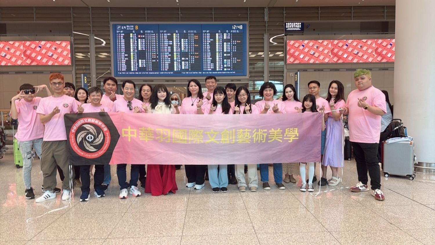 陳芊羽率協會全體成員於首爾仁川機場合影。(記者張欽翻攝)