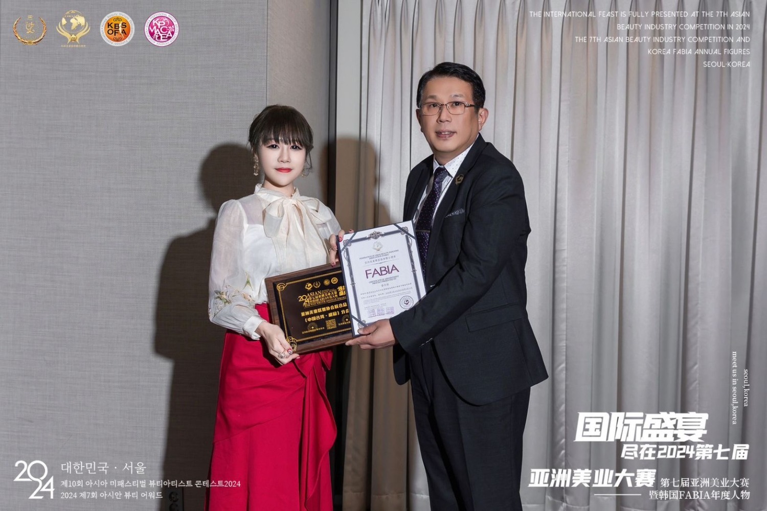 FABIA台灣分會長陳芊羽接受亞洲美業賽事主委證書（台灣唯一代表）。(記者張欽翻攝)