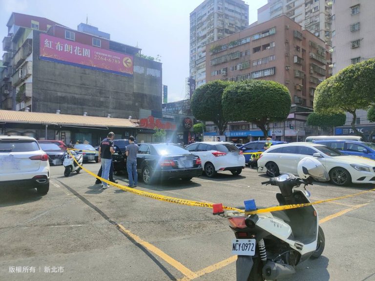 新北土城下午驚傳ㄧ男子陳屍車內，警方獲報速拉封鎖線。（記者徐煜勝翻攝）