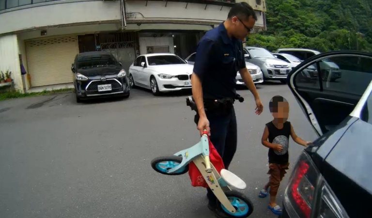 瑞芳警方護送幼童回家。（記者徐煜勝翻攝）