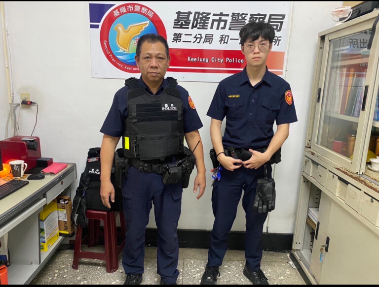 基隆市警察局第二分局和一路派出所警員胡賢士、呂佳駿（左至右）。（記者薛秀蓮翻攝)