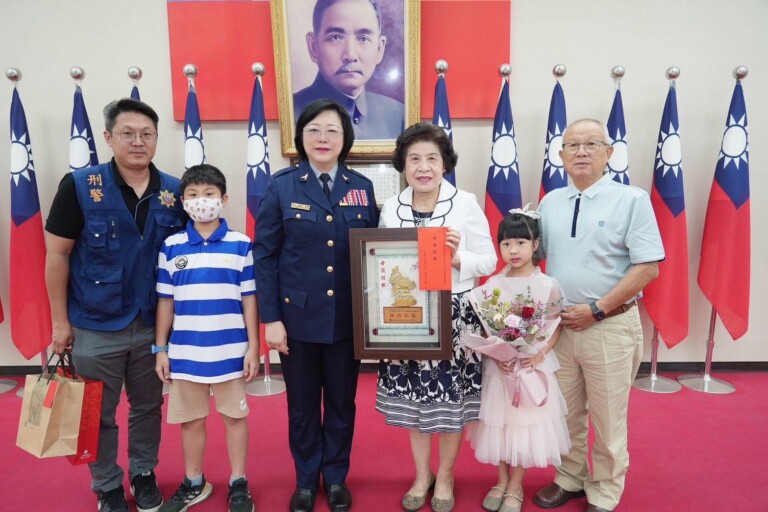 王陳月祝女士在母親節前夕，獲頒警察模範母親，實至名歸。（圖/記者黃溎芬翻攝）