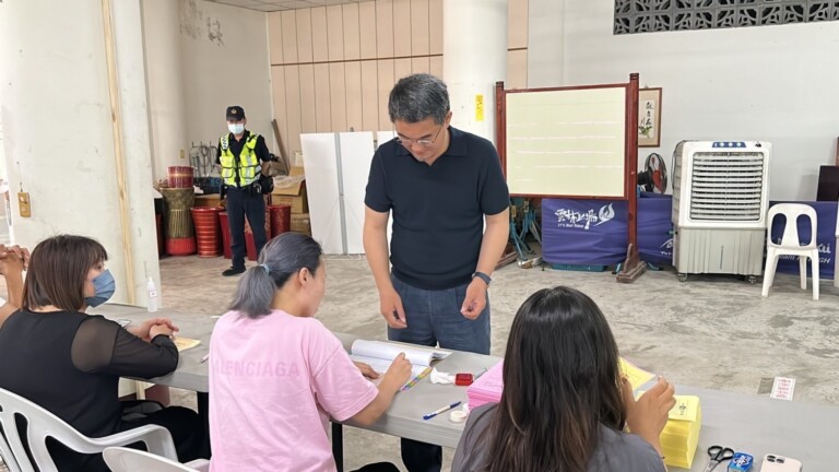 立委劉建國當選雲林縣黨部主委，圖為他昨天親赴投開票所投下神聖一票。(記者張欽翻攝)