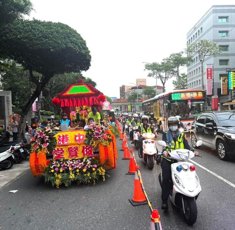 新莊大拜拜繞境，呼籲民眾提前改道避雍塞。（記者徐煜勝翻攝）