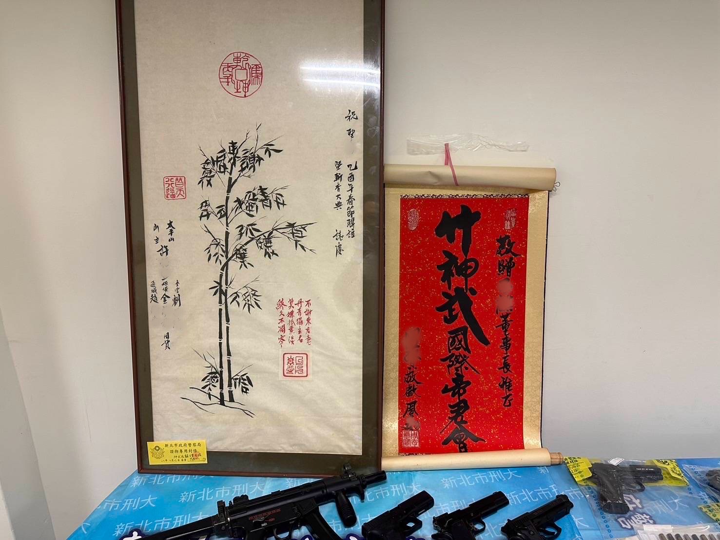 警方查扣堂口相關證物，包含槍枝及暗示堂號之掛簾。（記者徐煜勝翻攝）