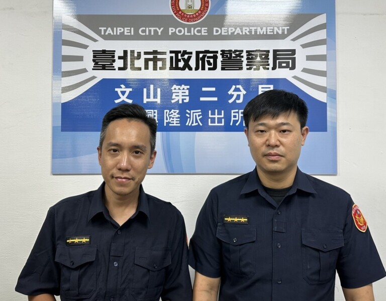 興隆所警員賴建邦（左）、高喬韋（右）抵達現場發現倒塌的路樹橫亙整個車道，雙向無法通行。與工務單位的共同努力，恢復道路正常通行。（記者黃荷琇 翻攝）