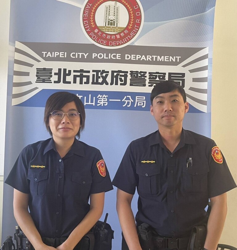 木新派出所警員李婕如（圖左）鄭堡元（圖右）展示了警方守護市民安全、維護社會秩序的責任與愛心，值得我們共同學習與稱頌。（記者黃荷琇 翻攝）