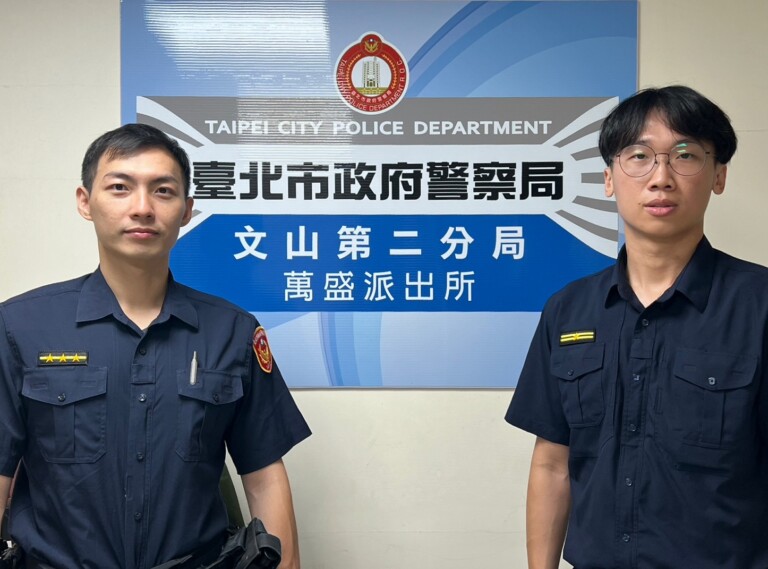 萬盛派出所所長朱俊碩（圖左）及警員陳靖達（圖右），呼籲市民提高警覺，避免落入詐騙圈套，並持續與金融機構合作，防範詐騙行為。（記者黃荷琇 翻攝）