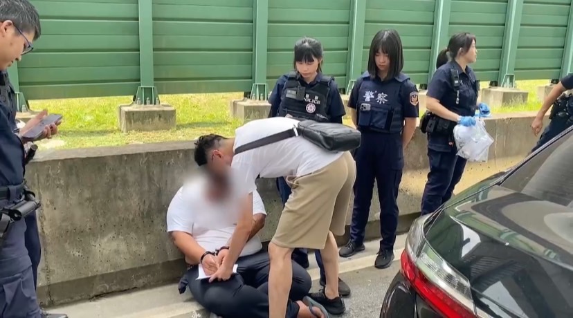 嫌犯逃逸途中與警方發生衝突，最終在文化二路與八德路口車陣中受阻。（記者黃荷琇 翻攝）