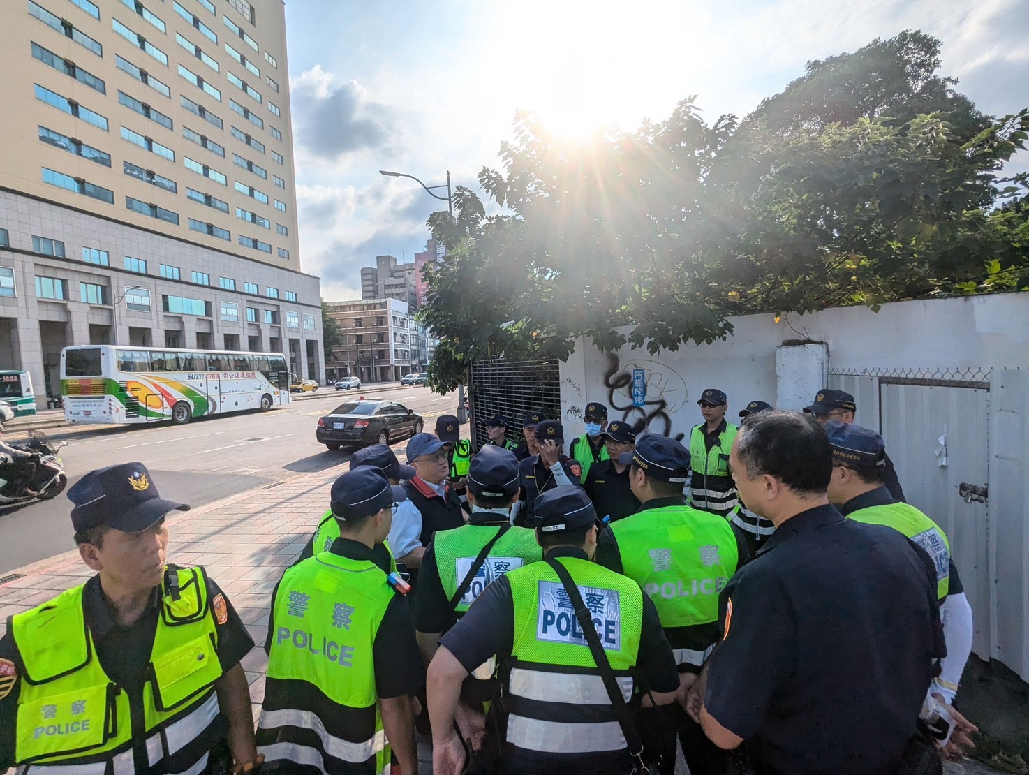 大同分局重點加強民生西路、環河北路、鄭州路等主要路段的交通疏導，並派遣員警及義交人員駐點指揮。（記者 黃荷琇翻攝）