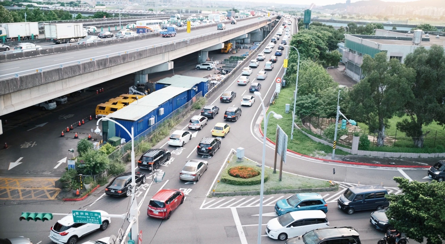 下午尖峰南下上汐五高架交流道車流。（記者薛秀蓮翻攝)