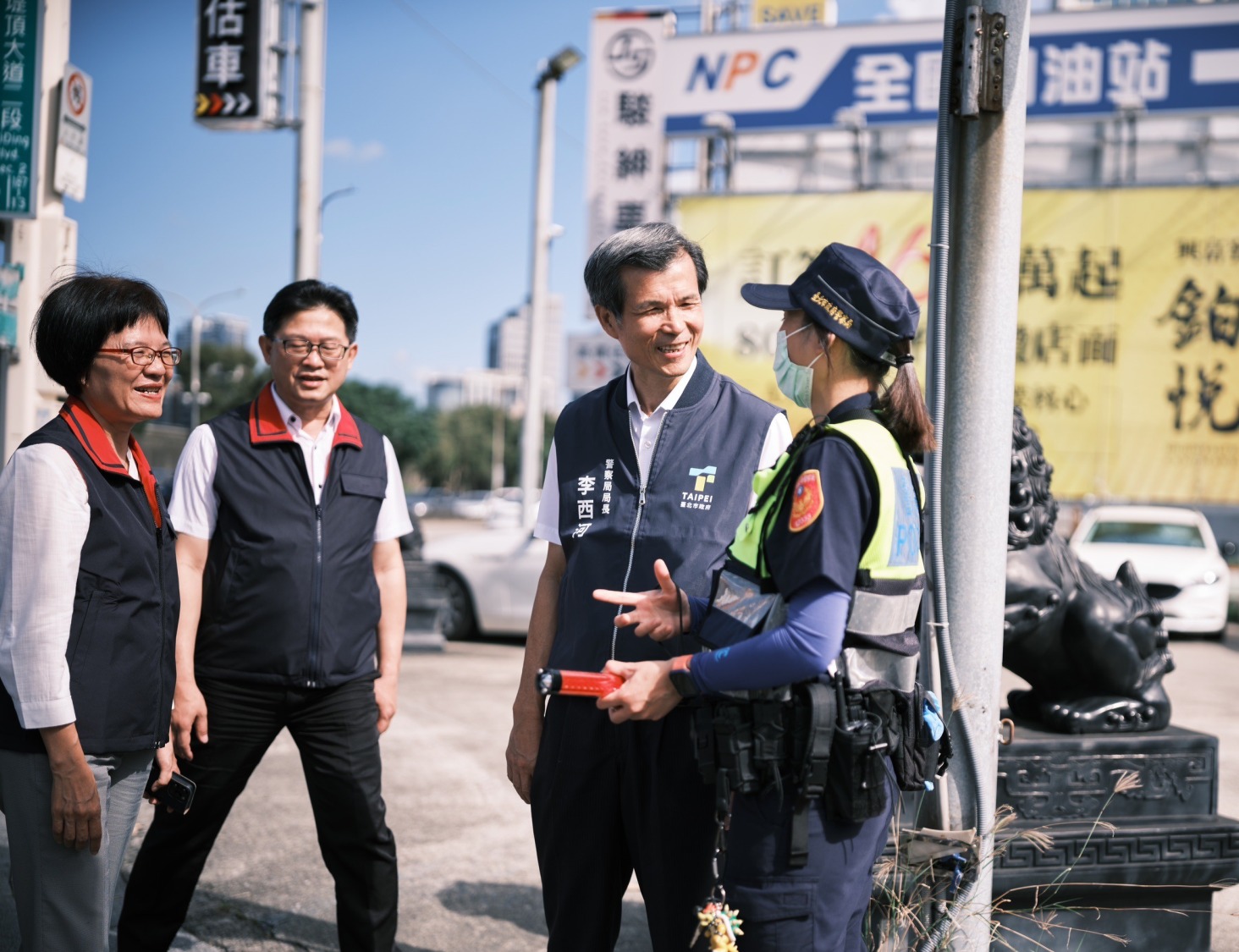 慰勉交通崗員警辛勞。（記者薛秀蓮翻攝)